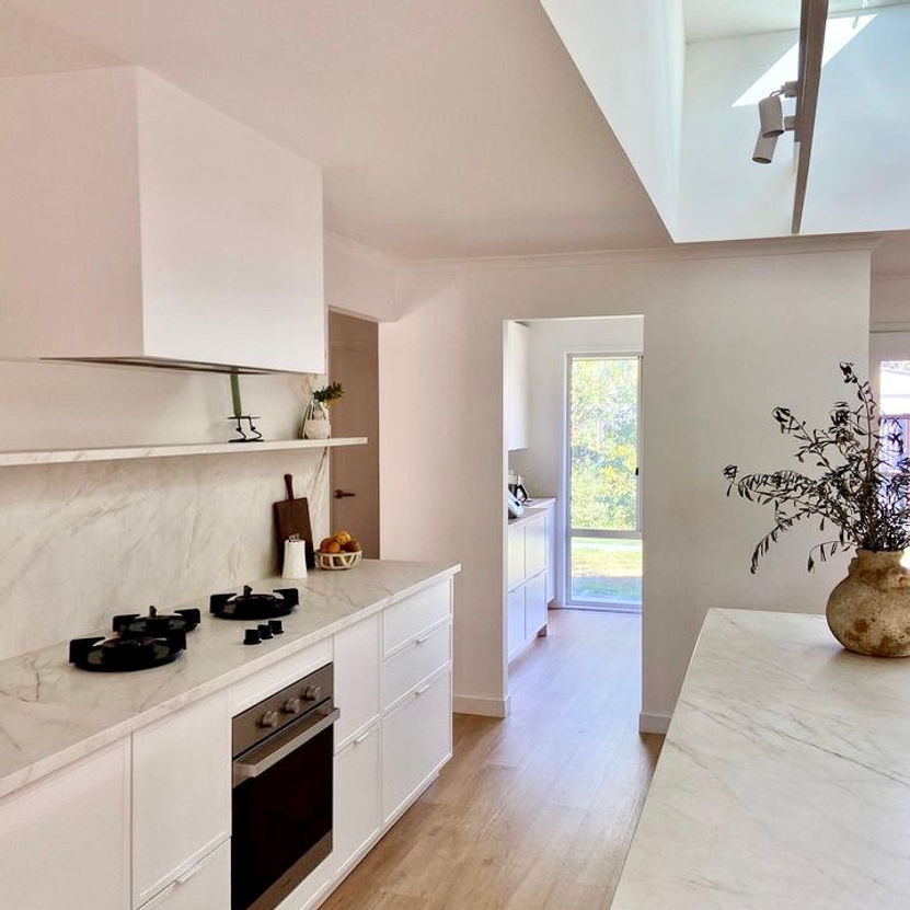 IKEA METOD kitchen with white Slim Shaker doors and drawer fronts, a white rangehood cabinet and a marble-look splashback