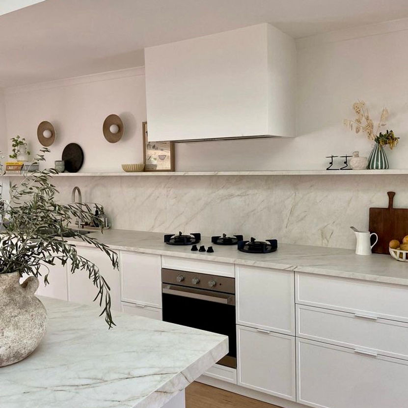 White Slim Shaker kitchen with a matching rangehood cabinet, a marble-look splashback and an island in the foreground